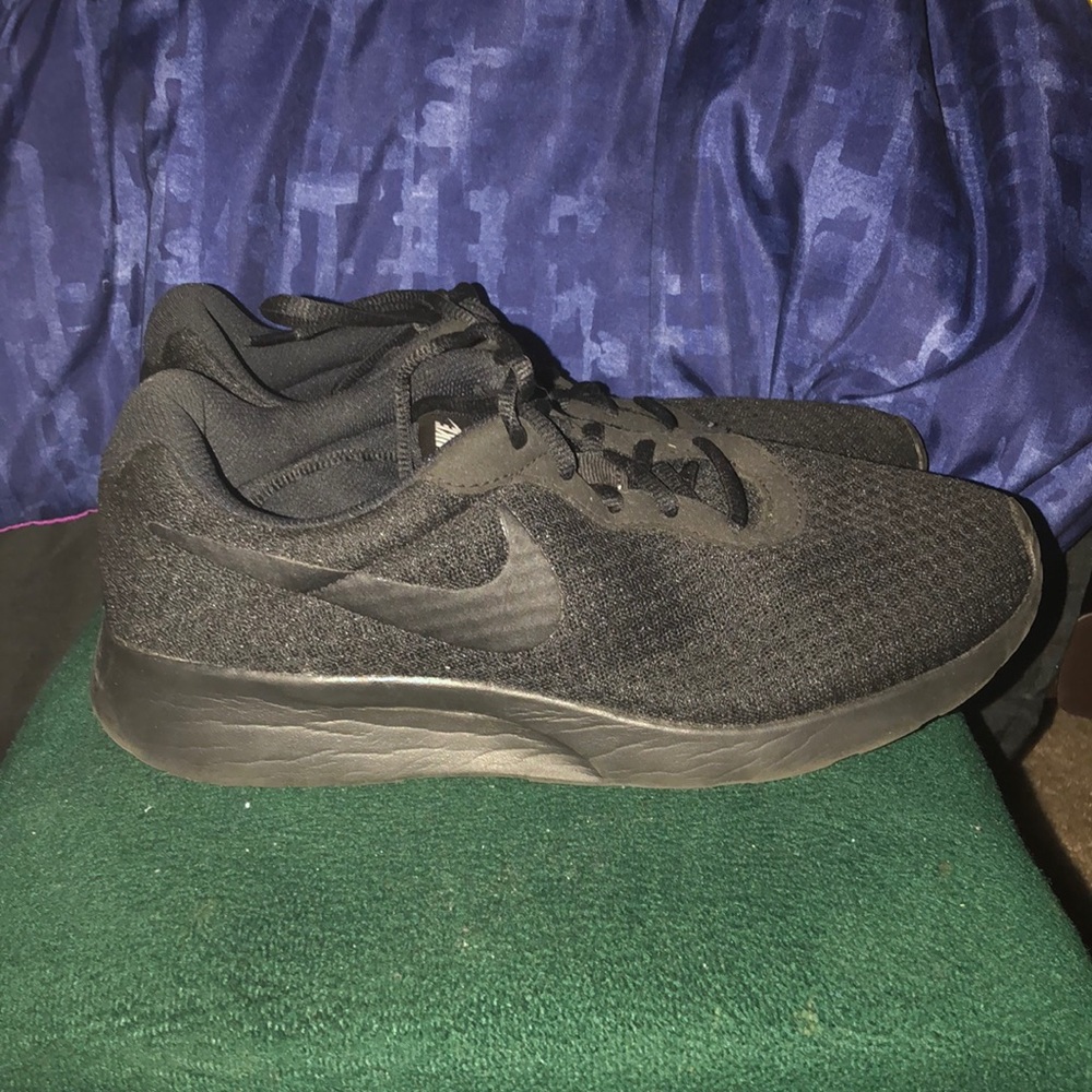 Black Nike women’s tennis shoes